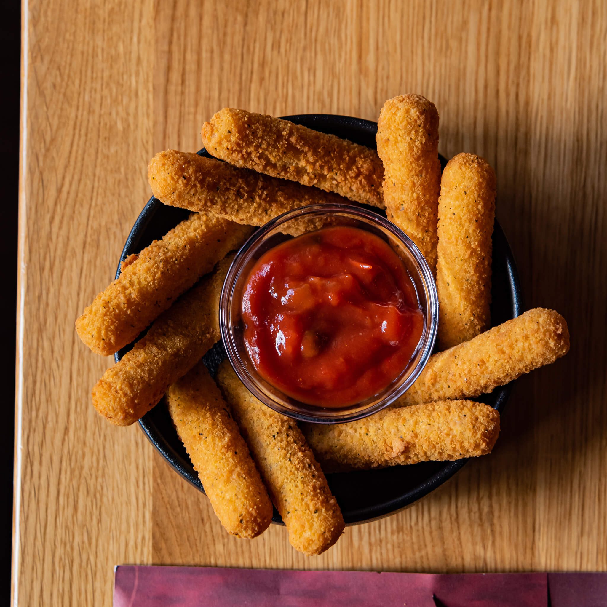 mozzarela-sticks-red-salsa