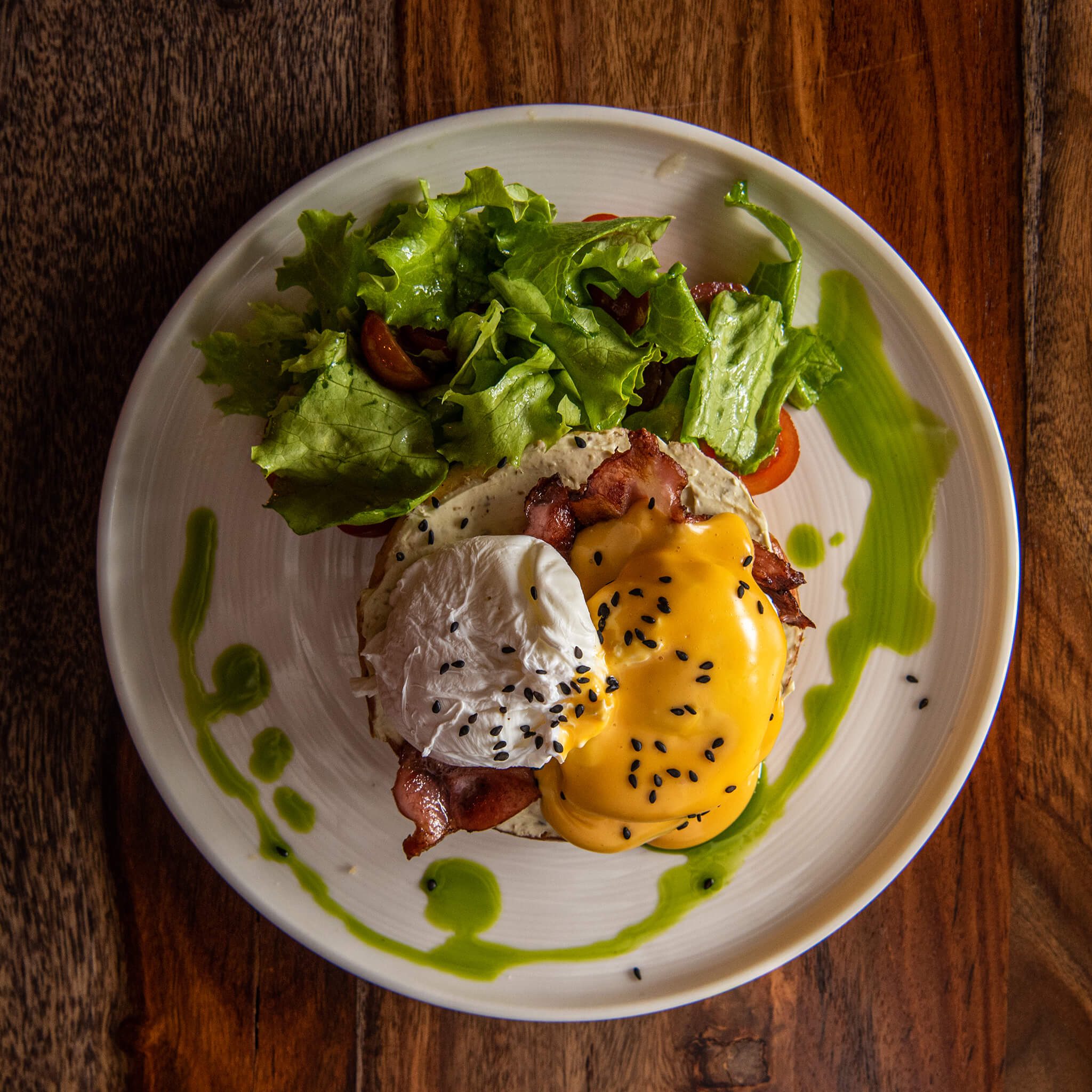 oua benedict cu bacon