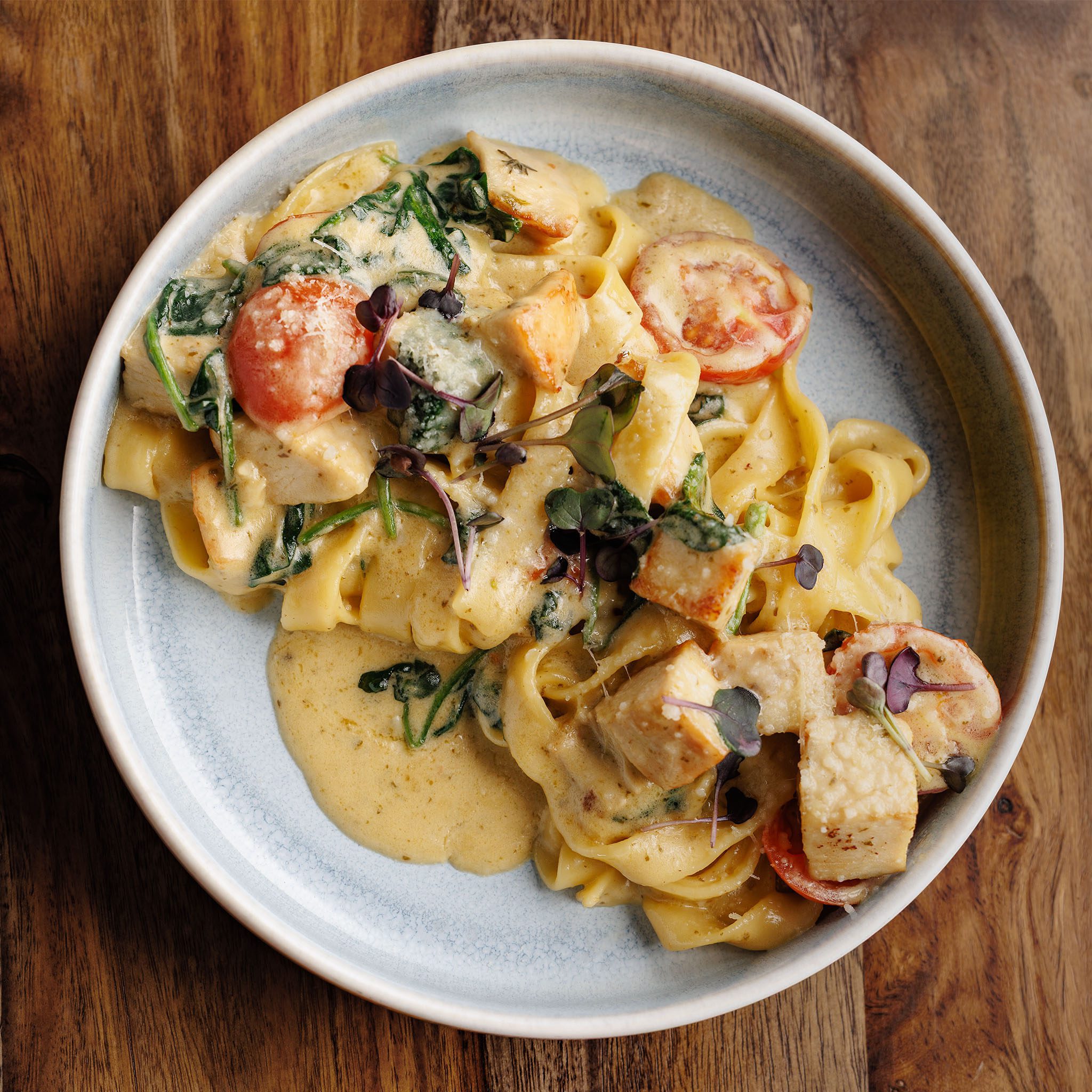 tagliatelle cu pui si sos smantana